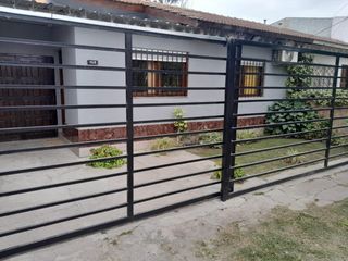 Foto 1 de Casa tres ambientes. Apto Credito. Permuta.