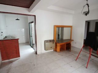 Foto 1 de Departamento Tipo Casa en alquiler en Lanus Este