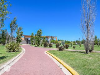 Foto 2 de Casa 4 Dormitorios-Av. Fuerza Aérea 1500-Funes | Alquiler