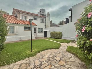 Foto 10 de Chalet 4 Ambientes, con Garage doble, parque y parrilla, en Alquiler.