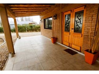 Foto 2 de Hermosa Casa, quincho y pileta En Venta - Las Paredes