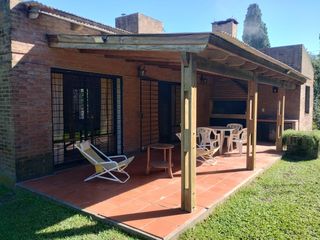 Foto 3 de Alquiler Casa Dos Dormitorios Jardin Parquizado. Funes Garita 18