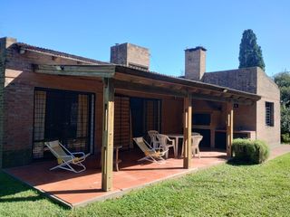Foto 1 de Alquiler Casa Dos Dormitorios Jardin Parquizado. Funes Garita 18