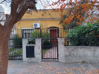 Foto 1 de Venta casa 4 ambientes c/ terreno, Villa Lugano
