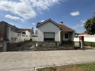 Foto 1 de Venta Casa 4 ambientes con garage y fondo lote de 10 x 29 - Villa Lugano