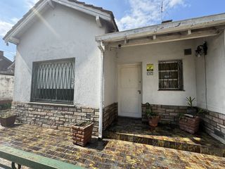Foto 2 de Venta Casa 4 ambientes con garage y fondo lote de 10 x 29 - Villa Lugano