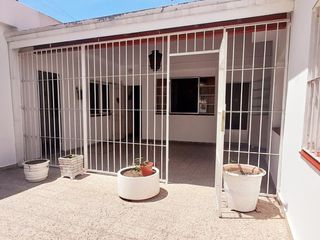 Foto 1 de VENTA CASA 5 AMBIENTES CON COCHERA