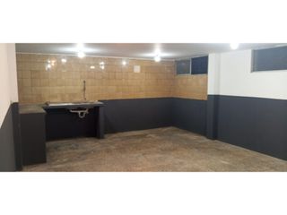 Foto 2 de La Kennedy, Local Comercial en Renta, 250m2, 1 Ambiente