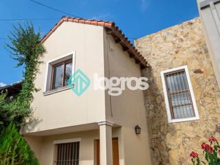 Foto 5 de Dúplex en venta de 3 dormitorios con cochera en Grand Bourg