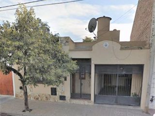 Foto 1 de CASA CON TERRENO - CASEROS AL 2200 (ZONA COLEGIO ESTRADA)