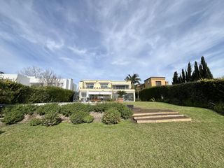 Foto 7 de Importante Casa a la Laguna - Barrio Privado Santa Barbara