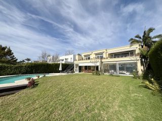 Foto 6 de Importante Casa a la Laguna - Barrio Privado Santa Barbara