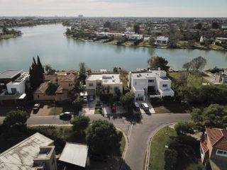 Foto 4 de Importante Casa a la Laguna - Barrio Privado Santa Barbara