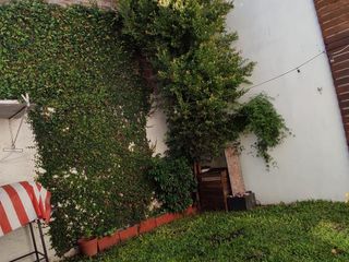 Foto 3 de Impecable PH de 2 amb con Jardín!!