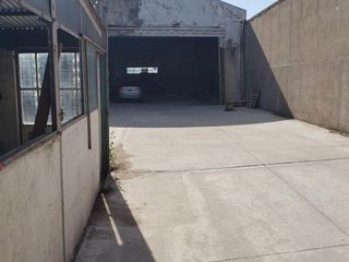 Foto 2 de Excelente Propiedad Galpon 200 mts2 con salida a dos calles