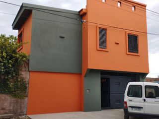 Foto 1 de Casa en venta - 5 Dormitorios 3 Baños - Villa Elvira