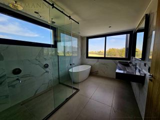 Foto 20 de Venta Casa 5 Dormitorios con Pileta y vista al Golf sobre golf y laguna en La Calesa Pilará