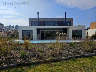Foto 1 de Venta Casa 5 Dormitorios con Pileta y vista al Golf sobre golf y laguna en La Calesa Pilará