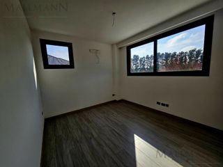 Foto 29 de Venta Casa 5 Dormitorios con Pileta y vista al Golf sobre golf y laguna en La Calesa Pilará