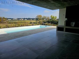 Foto 32 de Venta Casa 5 Dormitorios con Pileta y vista al Golf sobre golf y laguna en La Calesa Pilará