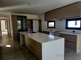 Foto 7 de Venta Casa 5 Dormitorios con Pileta y vista al Golf sobre golf y laguna en La Calesa Pilará