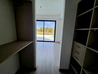 Foto 17 de Venta Casa 5 Dormitorios con Pileta y vista al Golf sobre golf y laguna en La Calesa Pilará