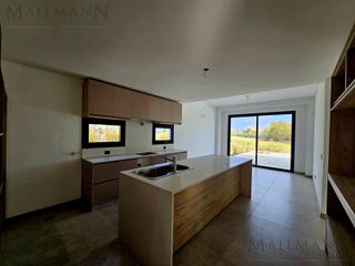 Foto 9 de Venta Casa 5 Dormitorios con Pileta y vista al Golf sobre golf y laguna en La Calesa Pilará