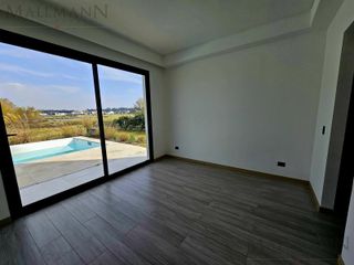 Foto 14 de Venta Casa 5 Dormitorios con Pileta y vista al Golf sobre golf y laguna en La Calesa Pilará