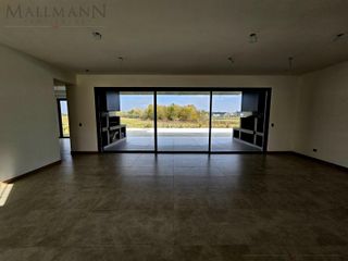Foto 6 de Venta Casa 5 Dormitorios con Pileta y vista al Golf sobre golf y laguna en La Calesa Pilará