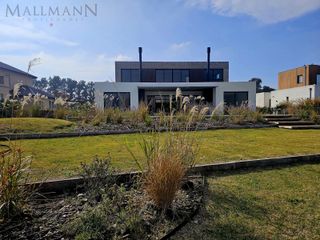 Foto 3 de Venta Casa 5 Dormitorios con Pileta y vista al Golf sobre golf y laguna en La Calesa Pilará
