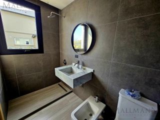 Foto 16 de Venta Casa 5 Dormitorios con Pileta y vista al Golf sobre golf y laguna en La Calesa Pilará