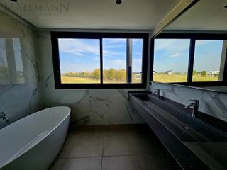 Foto 22 de Venta Casa 5 Dormitorios con Pileta y vista al Golf sobre golf y laguna en La Calesa Pilará