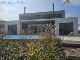 Foto 13 de Venta Casa 5 Dormitorios con Pileta y vista al Golf sobre golf y laguna en La Calesa Pilará