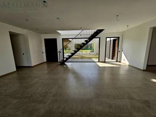 Foto 5 de Venta Casa 5 Dormitorios con Pileta y vista al Golf sobre golf y laguna en La Calesa Pilará