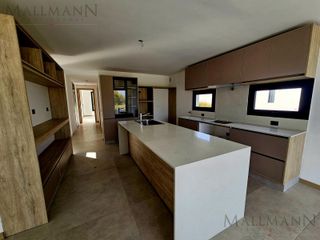 Foto 8 de Venta Casa 5 Dormitorios con Pileta y vista al Golf sobre golf y laguna en La Calesa Pilará