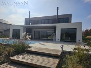 Foto 2 de Venta Casa 5 Dormitorios con Pileta y vista al Golf sobre golf y laguna en La Calesa Pilará