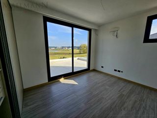 Foto 26 de Venta Casa 5 Dormitorios con Pileta y vista al Golf sobre golf y laguna en La Calesa Pilará