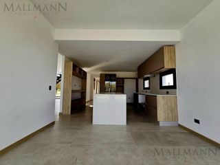Foto 11 de Venta Casa 5 Dormitorios con Pileta y vista al Golf sobre golf y laguna en La Calesa Pilará