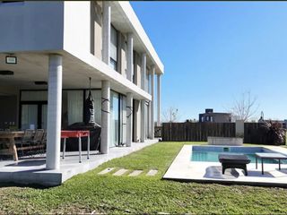 Foto 1 de Venta Casa Moderna en El Naudir Escobar