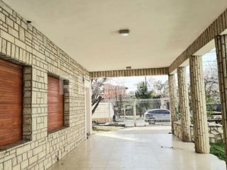 Foto 3 de VENTA CASA 5 DORMITORIOS /LOTE APTO COMERCIAL, NQN
