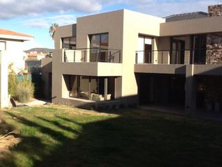Foto 1 de Casa en alquiler - 4 Dormitorios 6 Baños - Cocheras - 1.224Mts2 - Godoy Cruz