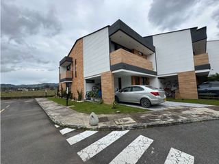 Foto 1 de SE VENDE CASA ESQUINERA EN LA CEJA UNIDAD CERRADA AGUA FRESCA viva