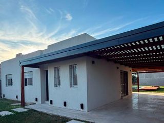 Foto 4 de Casa 3 Dormitorios con amenities y Gas - Bouchard 300 - Funes | Alquiler