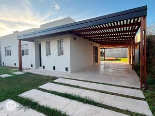 Foto 1 de Casa 3 Dormitorios con amenities y Gas - Bouchard 300 - Funes | Alquiler
