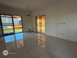 Foto 8 de Casa 3 Dormitorios con amenities y Gas - Bouchard 300 - Funes | Alquiler