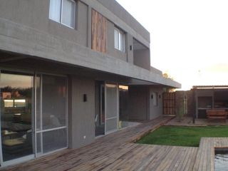 Foto 2 de Casa amoblada en alquiler, barrio San Benito, lote al río
