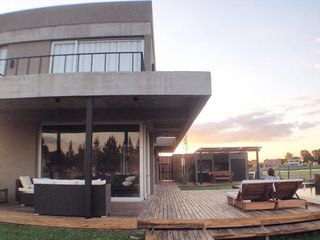 Foto 1 de Casa amoblada en alquiler, barrio San Benito, lote al río