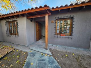 Foto 1 de Casa en alquiler de 3 dormitorios c/ cochera en Godoy Cruz