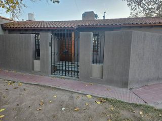 Foto 2 de Casa en alquiler de 3 dormitorios c/ cochera en Godoy Cruz