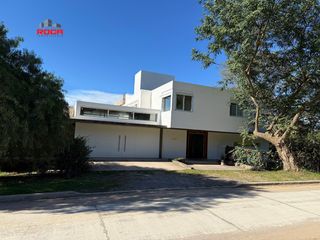 Foto 2 de Casa en venta de 4 dormitorios c/ cochera en Otros Barrios
